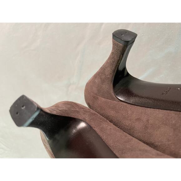 Vtg. Bruno Magli Made in Italy Sueded Tan Heels with Gold Dash detailing  SZ 9 - Picture 5 of 11